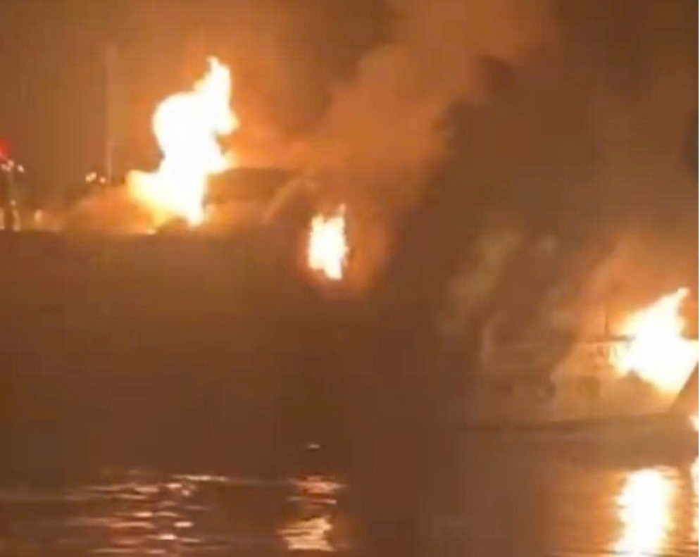 Tàu du lịch chở 41 người cháy giữa vịnh Hạ Long Tàu du lịch chở 41 người cháy giữa vịnh Hạ Long