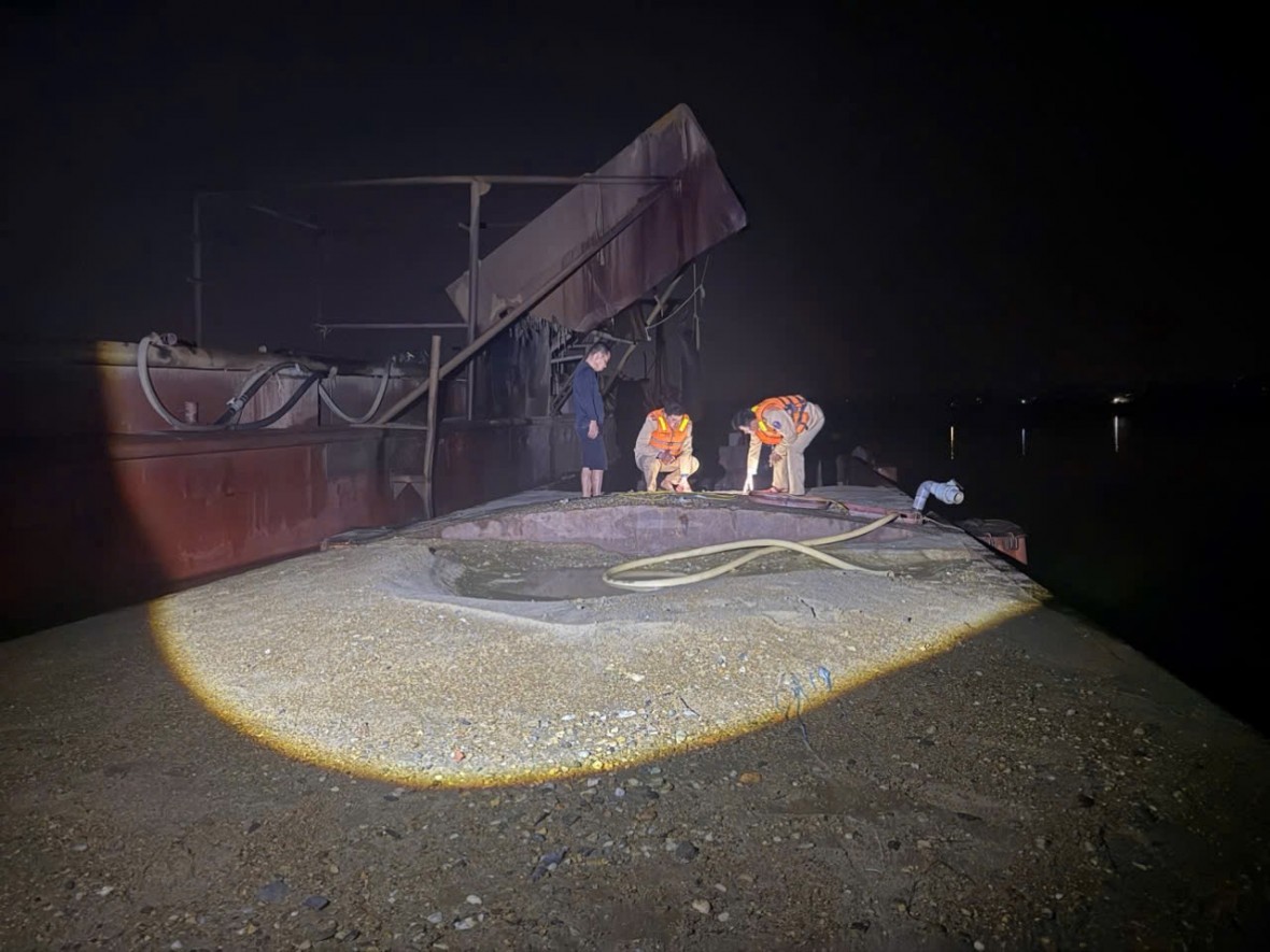 Bắt giữ 02 phương tiện khai thác cát trái phép trên sông Cầu Bắt giữ 02 phương tiện khai thác cát trái phép trên sông Cầu