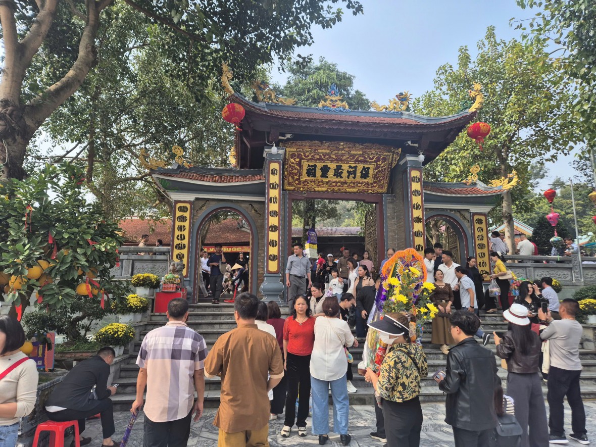 Hàng nghìn du khách về đền Bảo Hà nơi thờ Tướng quân Hoàng Bảy cầu tài, xin lộc