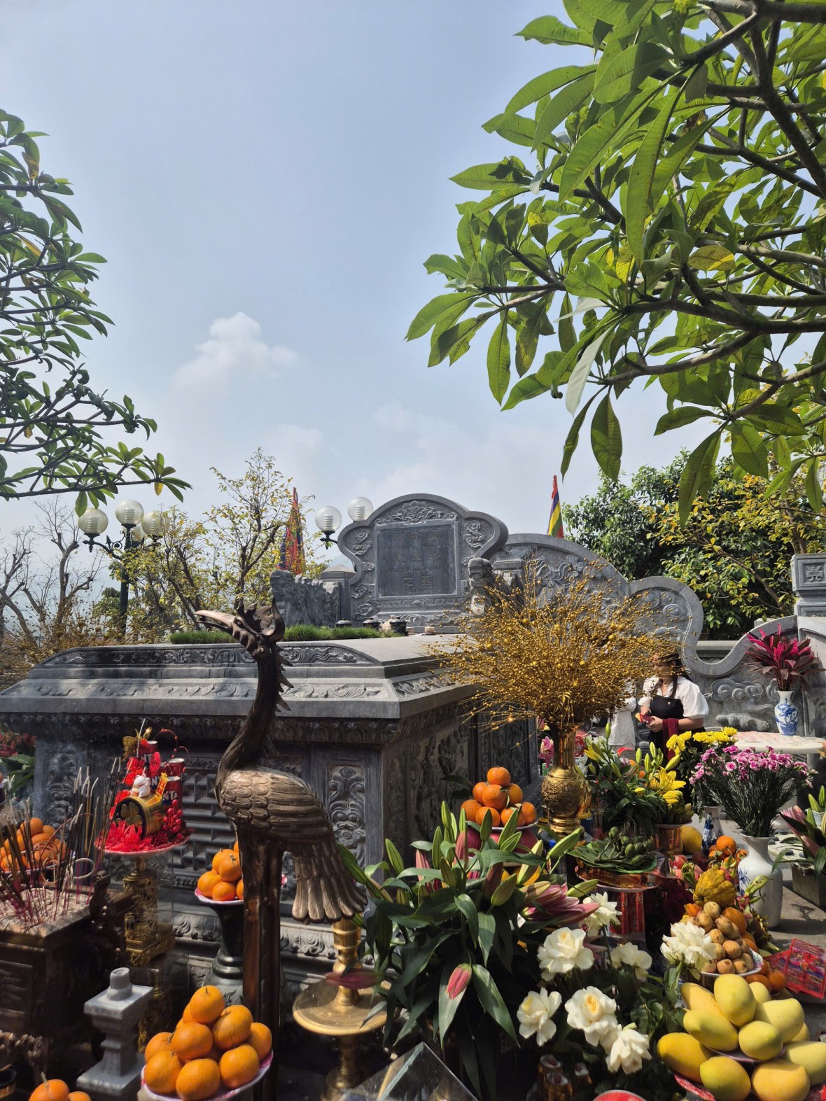 Hàng nghìn du khách về đền Bảo Hà nơi thờ Tướng quân Hoàng Bảy cầu tài, xin lộc