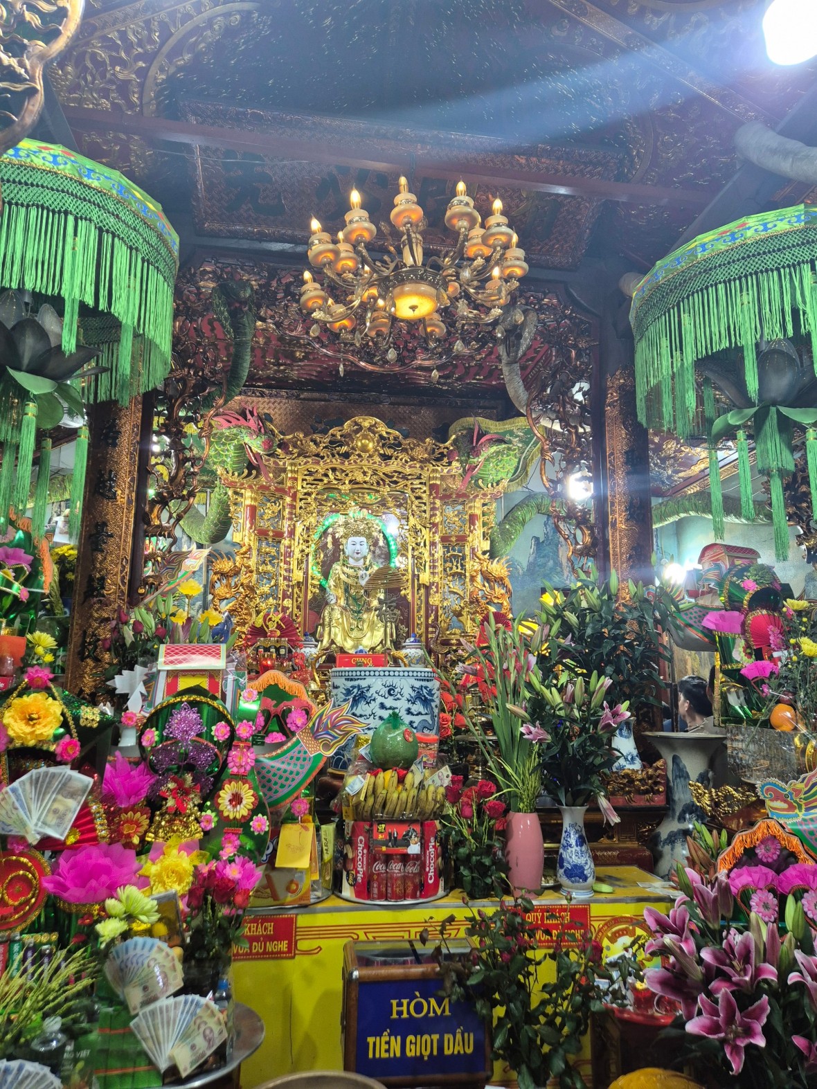 Hàng nghìn du khách về đền Bảo Hà nơi thờ Tướng quân Hoàng Bảy cầu tài, xin lộc