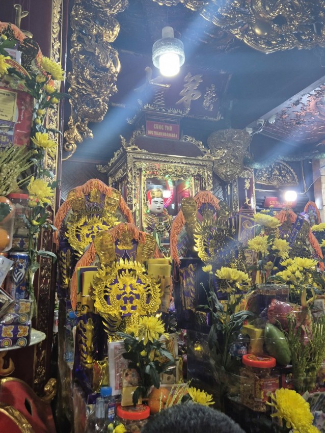 Đông đảo người dân và du khách chiêm bái Thần Vệ quốc Hoàng Bảy tại đền Bảo Hà.