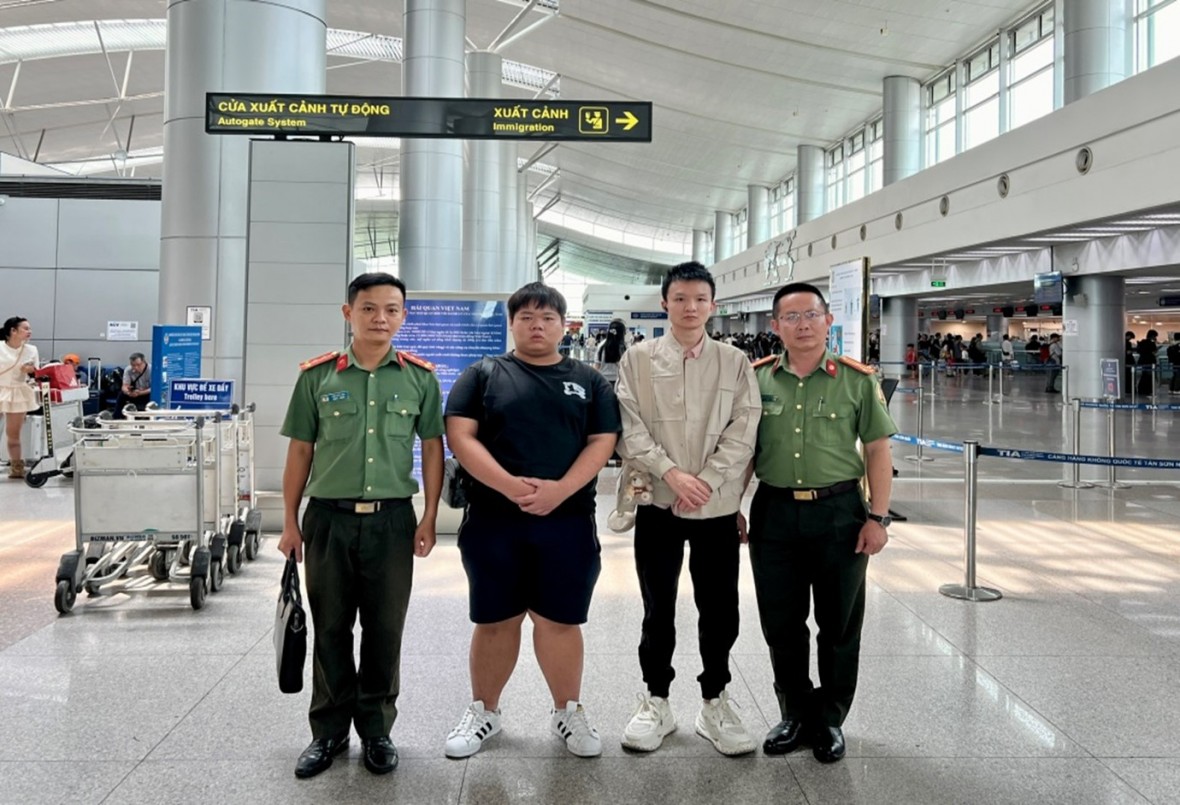 An Giang: Phối hợp trục xuất 02 công dân Trung Quốc nhập cảnh trái phép về nước An Giang: Phối hợp trục xuất 02 công dân Trung Quốc nhập cảnh trái phép về nước