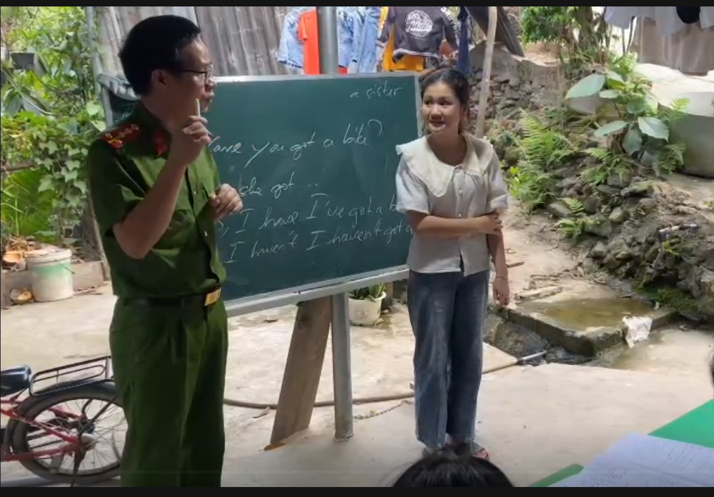 Nỗ lực “gieo chữ” tiếng Anh giữa muôn vàn khó khăn