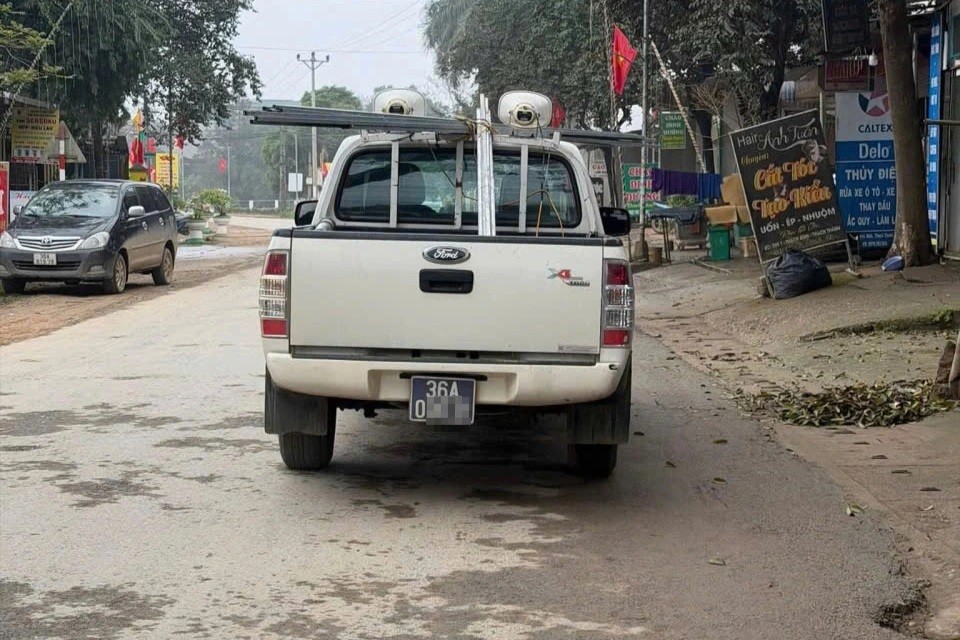 Hình ảnh xe biển xanh vi phạm được người dân phản ánh.