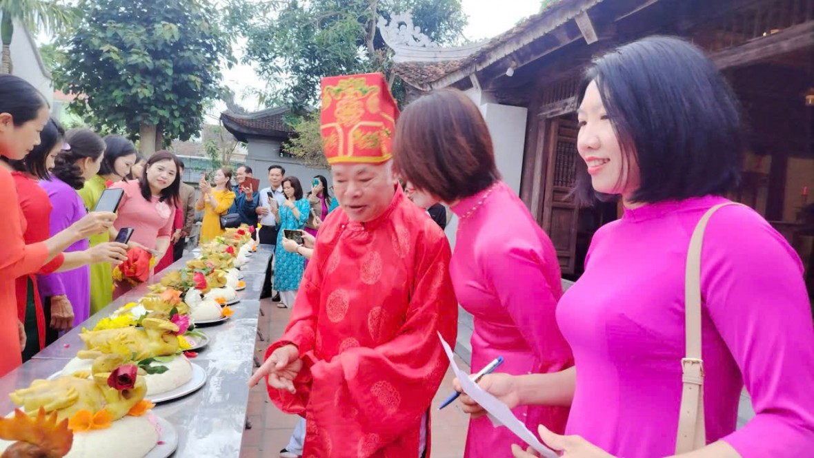 Đặc sắc phần thi làm cỗ xôi gà.