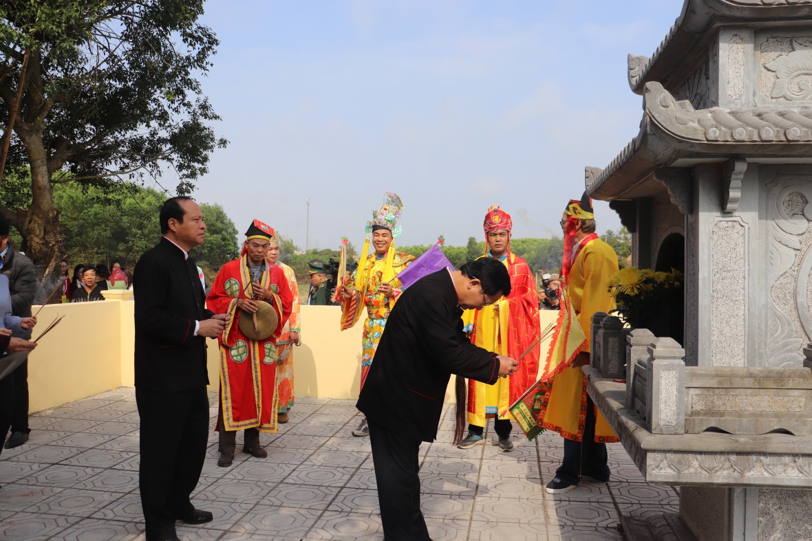 Lễ Đại Phan Vân Đồn: Leo dao chân trần, nhảy than cầu khởi vận