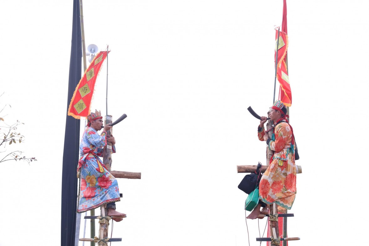 Lễ Đại Phan Vân Đồn: Leo dao chân trần, nhảy than cầu khởi vận