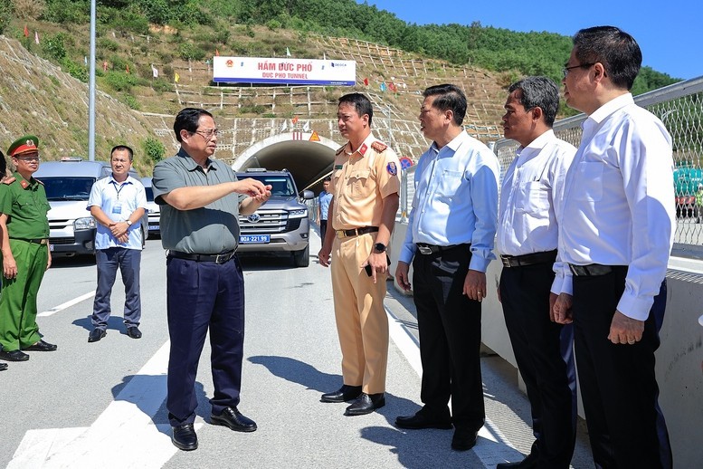 Thủ tướng thị sát các dự án cao tốc, sân bay tại Quảng Ngãi và Gia Lai