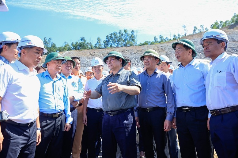 Thủ tướng thị sát các dự án cao tốc, sân bay tại Quảng Ngãi và Gia Lai
