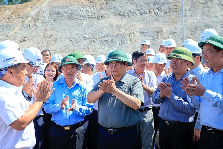 Thủ tướng thị sát các dự án cao tốc, sân bay tại Quảng Ngãi và Gia Lai