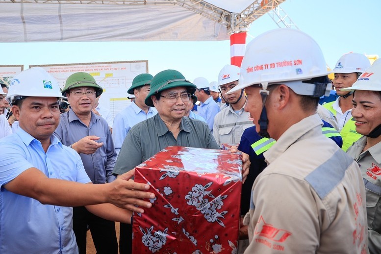 Thủ tướng thị sát các dự án cao tốc, sân bay tại Quảng Ngãi và Gia Lai