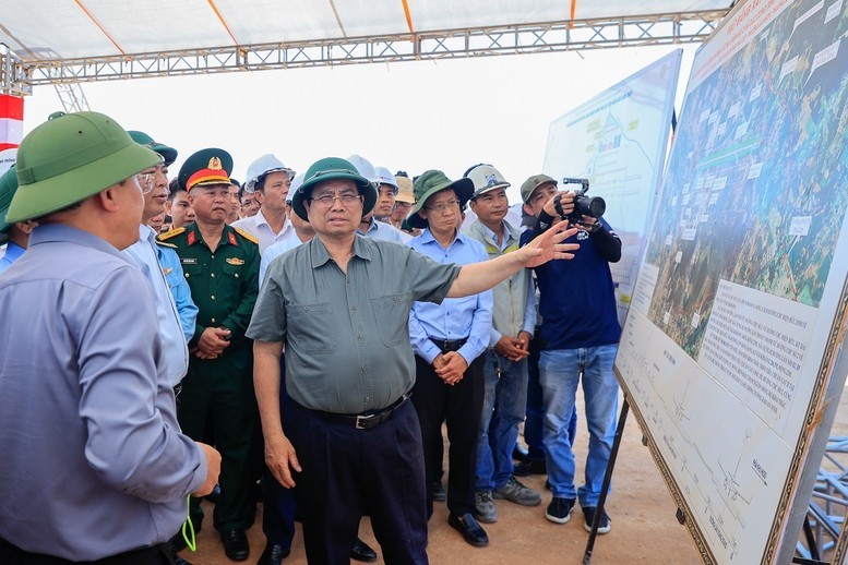 Thủ tướng thị sát các dự án cao tốc, sân bay tại Quảng Ngãi và Gia Lai