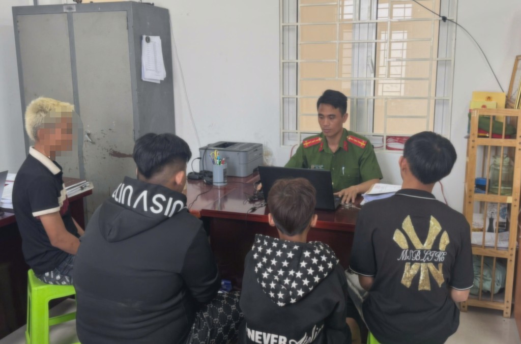 Nhóm thiếu niên trộm xe máy ở Đồng Nai đến công an đầu thú Nhóm thiếu niên trộm xe máy ở Đồng Nai đến công an đầu thú