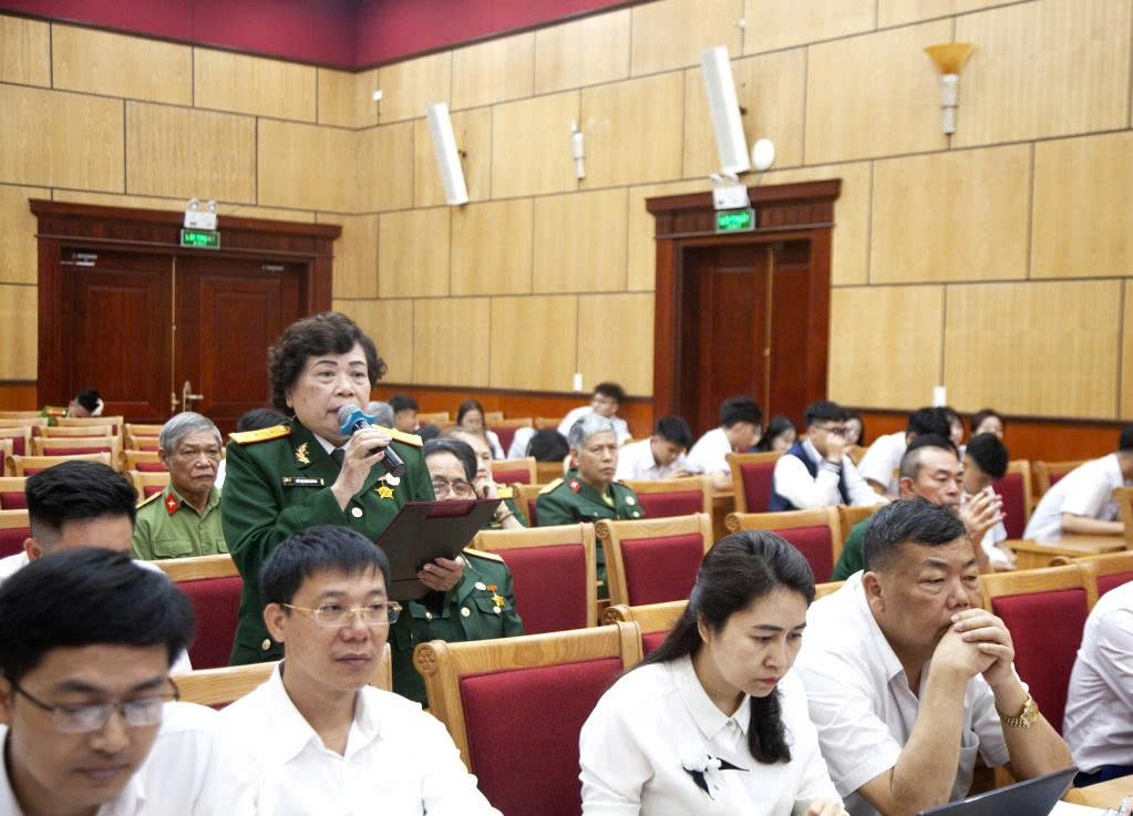 Cử tri phường Cẩm Phả tham gia ý kiến với các ứng cử viên đại biểu HĐND tỉnh khóa XV.