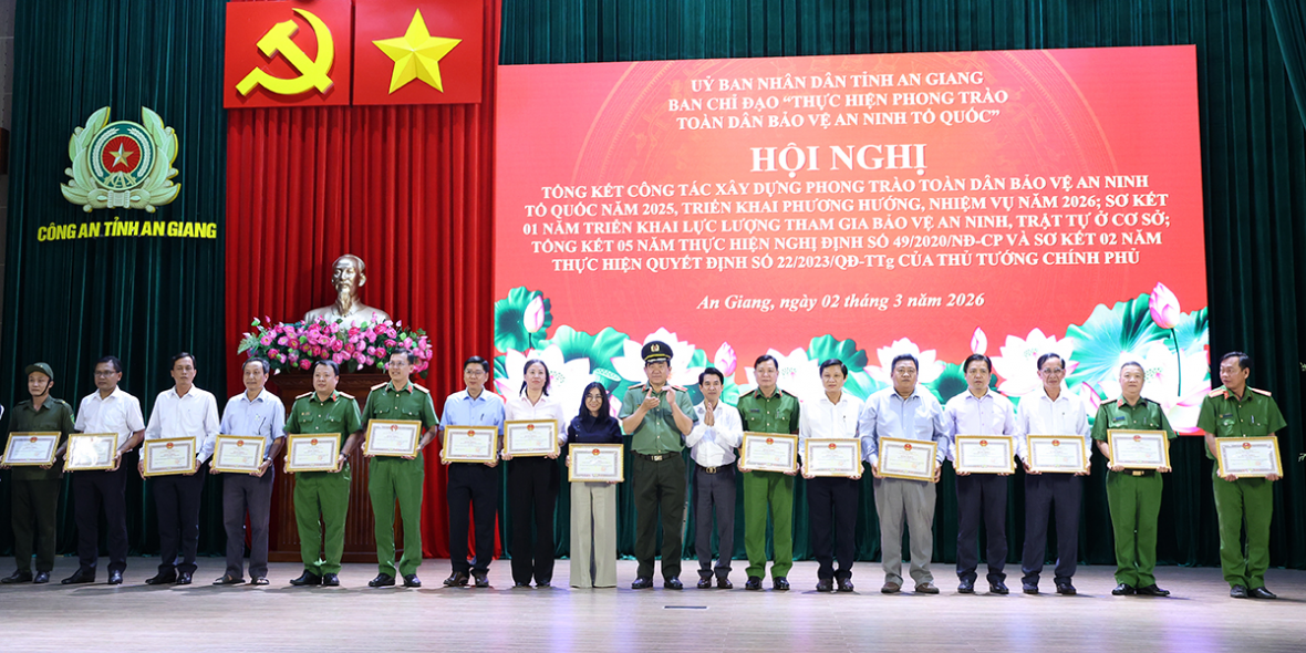 Hội nghị tổng kết phong trào toàn dân bảo vệ ANTQ và 01 năm triển khai lực lượng tham gia bảo vệ ANTT ở cơ sở tại An Giang