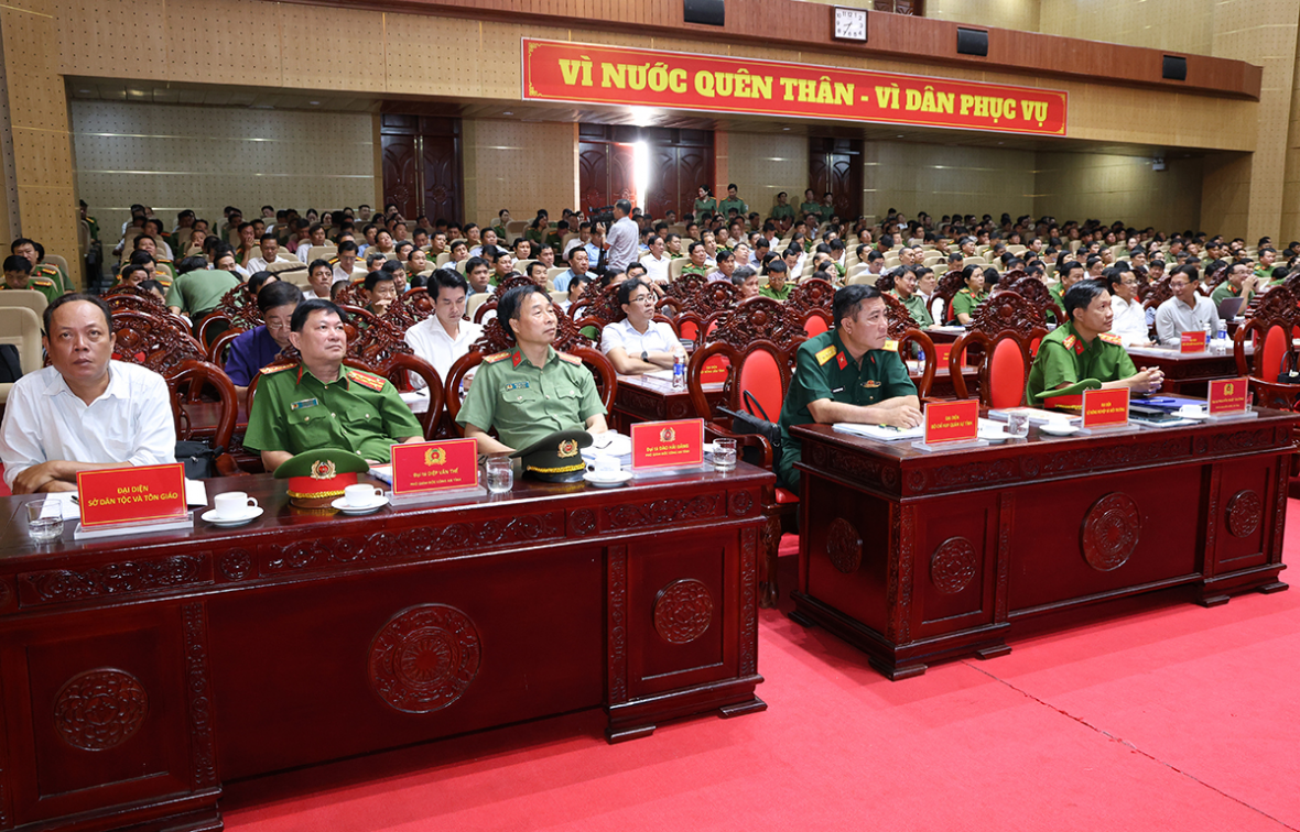 Hội nghị tổng kết phong trào toàn dân bảo vệ ANTQ và 01 năm triển khai lực lượng tham gia bảo vệ ANTT ở cơ sở tại An Giang