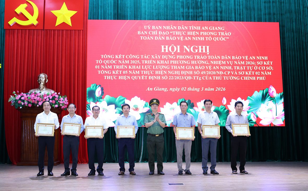 Hội nghị tổng kết phong trào toàn dân bảo vệ ANTQ và 01 năm triển khai lực lượng tham gia bảo vệ ANTT ở cơ sở tại An Giang