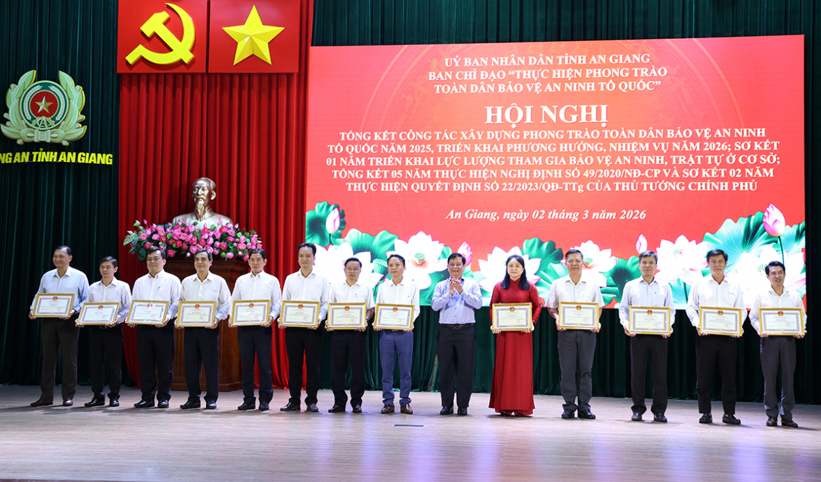 Hội nghị tổng kết phong trào toàn dân bảo vệ ANTQ và 01 năm triển khai lực lượng tham gia bảo vệ ANTT ở cơ sở tại An Giang