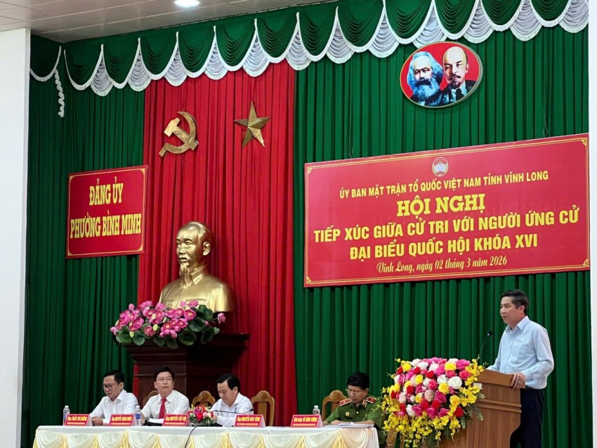 Giám đốc Học viện Tài chính Nguyễn Đào Tùng tiếp xúc cử tri tại 2 phường ở tỉnh Vĩnh Long