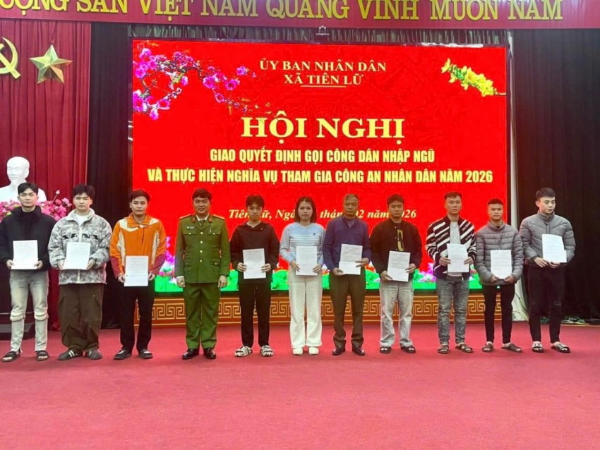 Thanh niên Đất Tổ nhận Quyết định thực hiện nghĩa vụ tham gia Công an nhân dân năm 2026