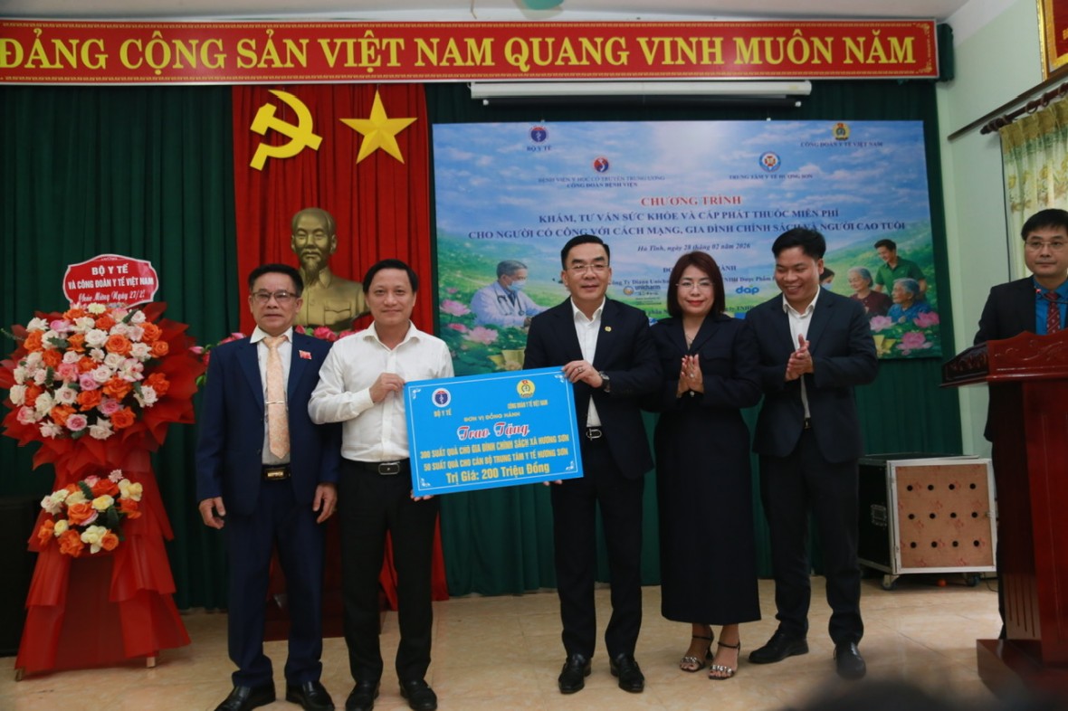 Thứ trưởng Thường trực Bộ Y tế dự chương trình khám bệnh, tặng quà người dân Hà Tĩnh