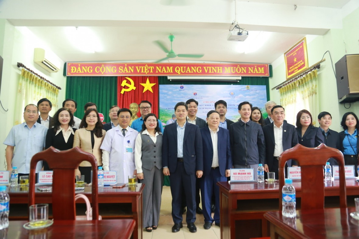 Thứ trưởng Vũ Mạnh Hà cùng đoàn công tác của Bộ Y tế và đại diện địa phương