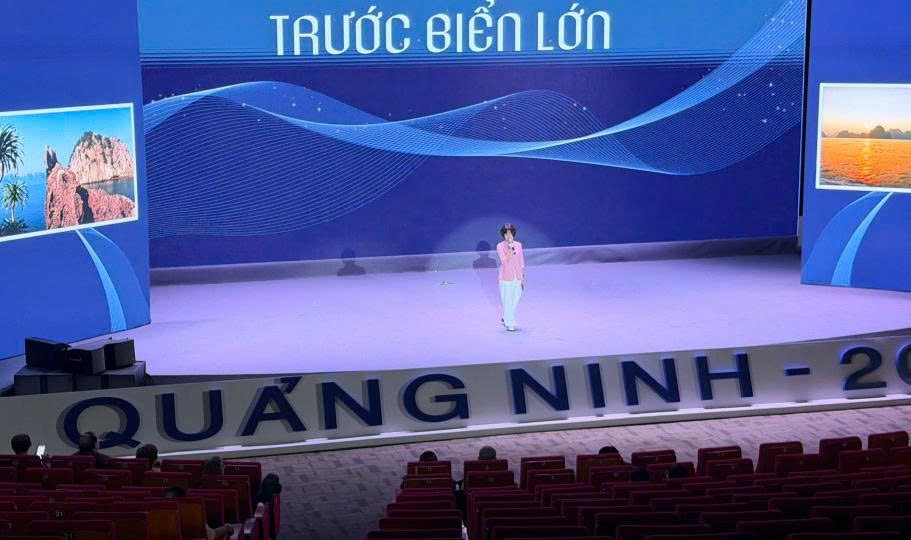 Nhà thơ Trang Thanh trình bày tác phẩm tại đêm thơ tại buổi tổng duyệt.