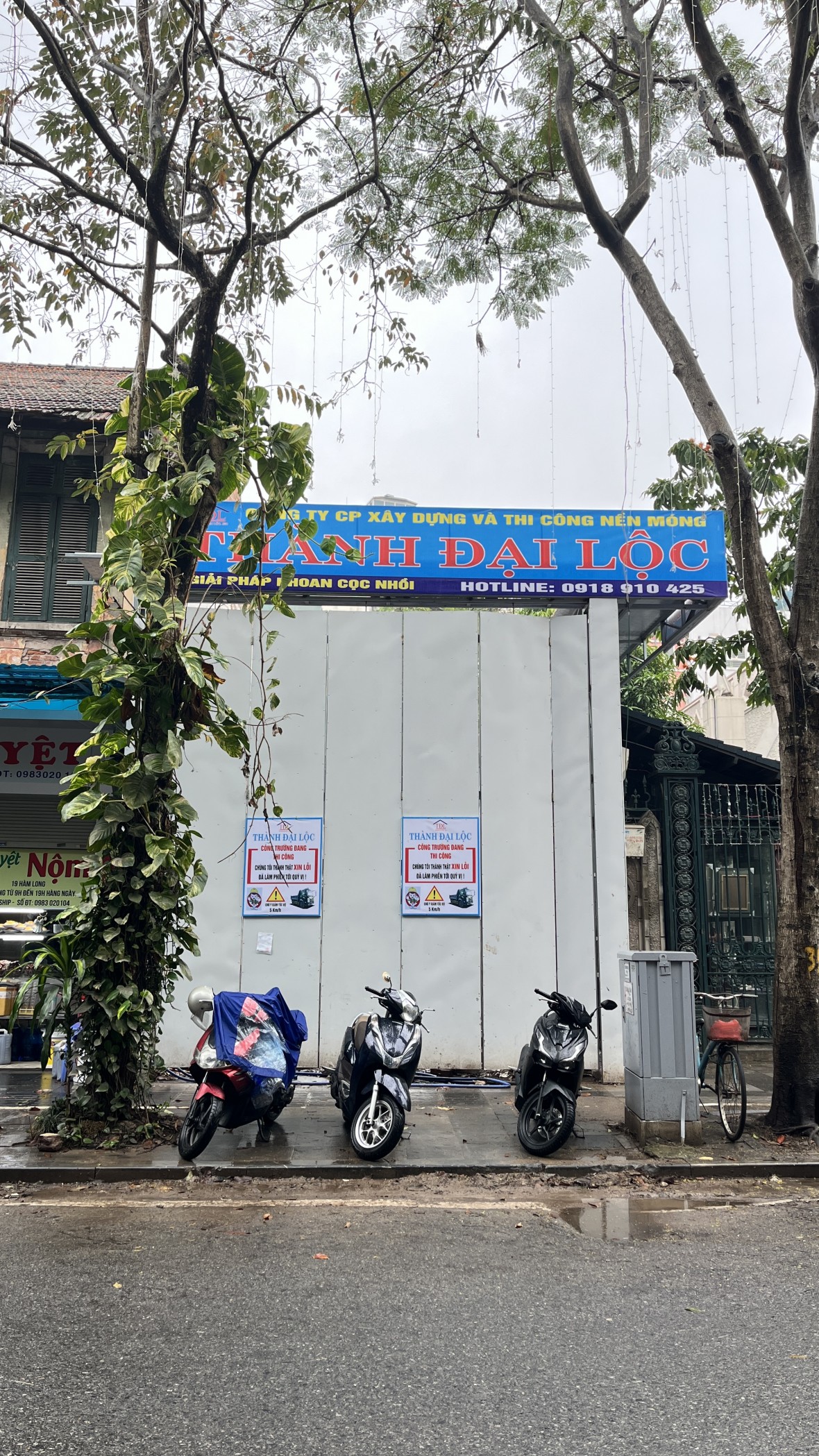 Công trình xây dựng tại 19B phố Hàm Long đang bị tạm đình chỉ xây dựng. Công trình xây dựng tại 19B phố Hàm Long đang bị tạm đình chỉ xây dựng.