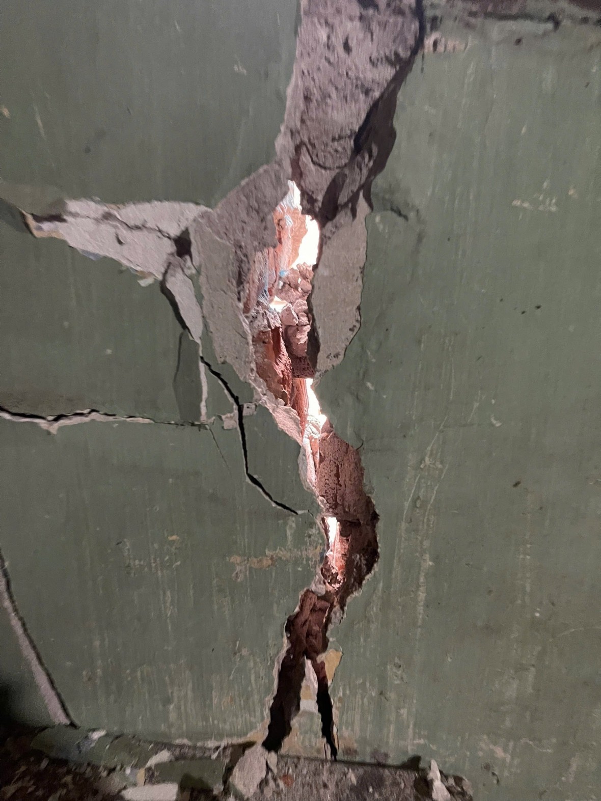 Tình trạng hư hỏng và được gia cố tạm tại các hộ 19A Hàm Long (ảnh người dân cung cấp). Tình trạng hư hỏng và được gia cố tạm tại các hộ 19A Hàm Long (ảnh người dân cung cấp).