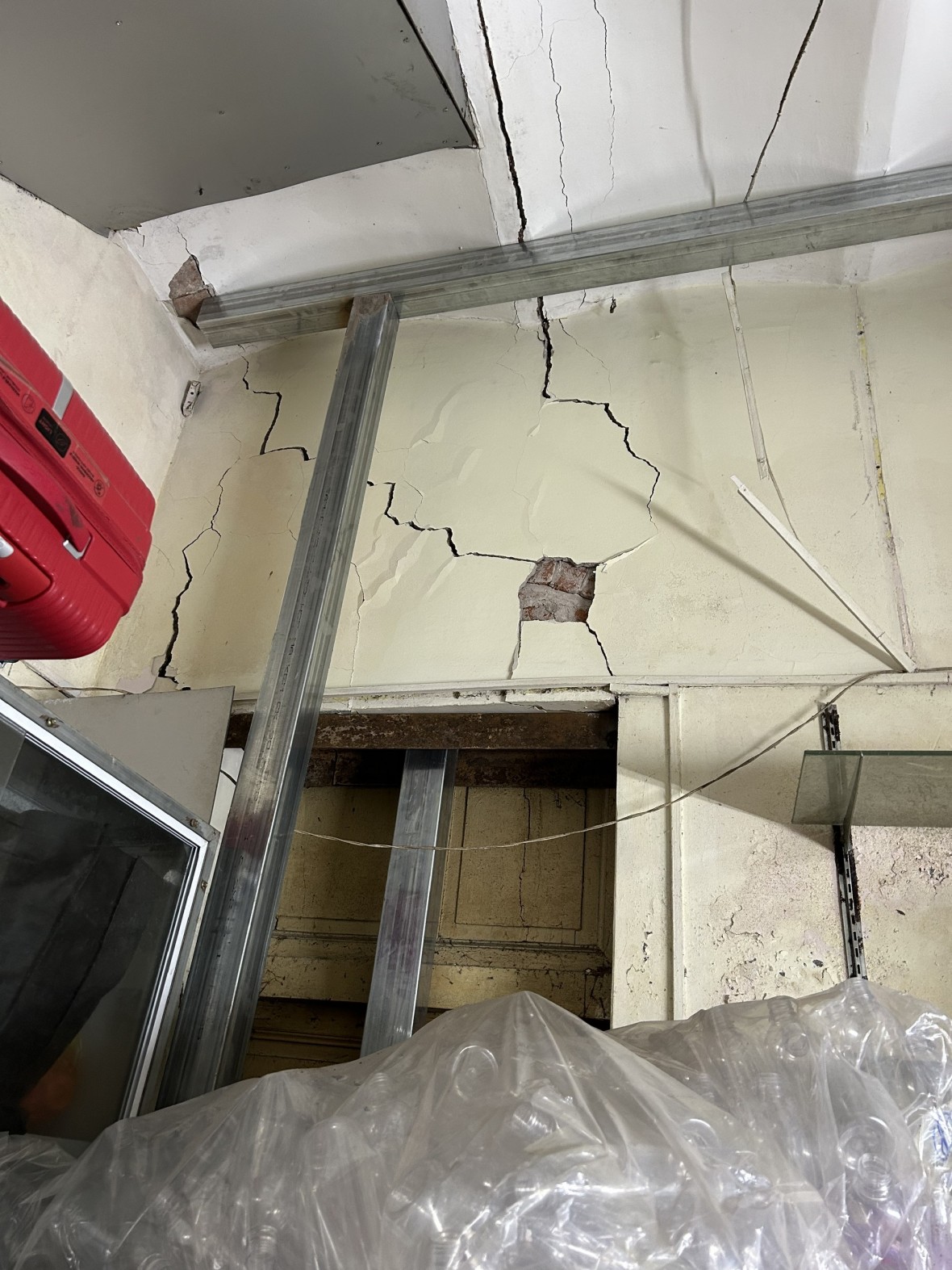 Tình trạng hư hỏng và được gia cố tạm tại các hộ 19A Hàm Long (ảnh người dân cung cấp). Tình trạng hư hỏng và được gia cố tạm tại các hộ 19A Hàm Long (ảnh người dân cung cấp).