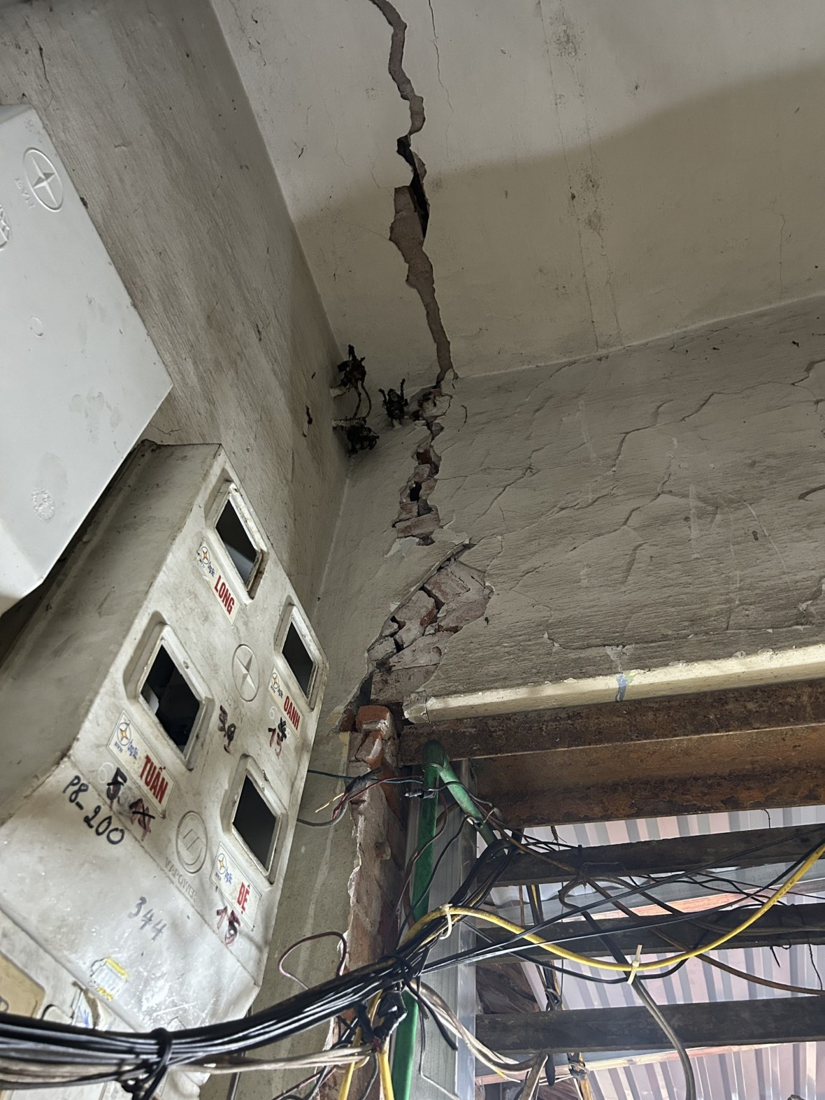 Hà Nội: Công trình xây dựng tại 19B phố Hàm Long đe dọa nghiêm trọng đến các hộ liền kề