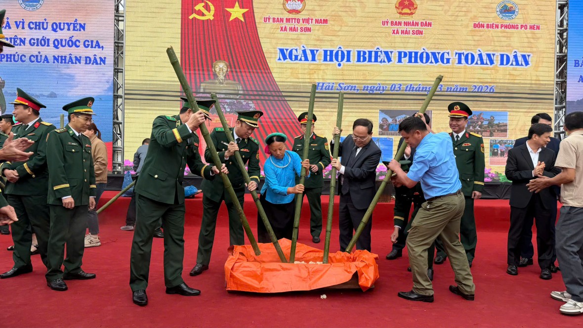 Các trò chơi dân gian như đẩy gậy, giã bánh dày.