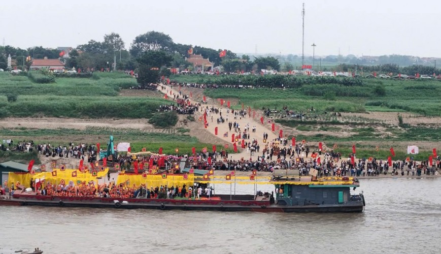 Bảo đảm an toàn cho hơn 1500 người tham gia lễ hội rước Thánh qua sông Hồng