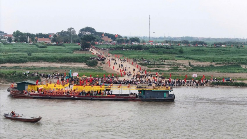 Rước kiệu Thánh qua sông Hồng là nghi lễ quan trọng nhất trong kỳ chính hội đền.