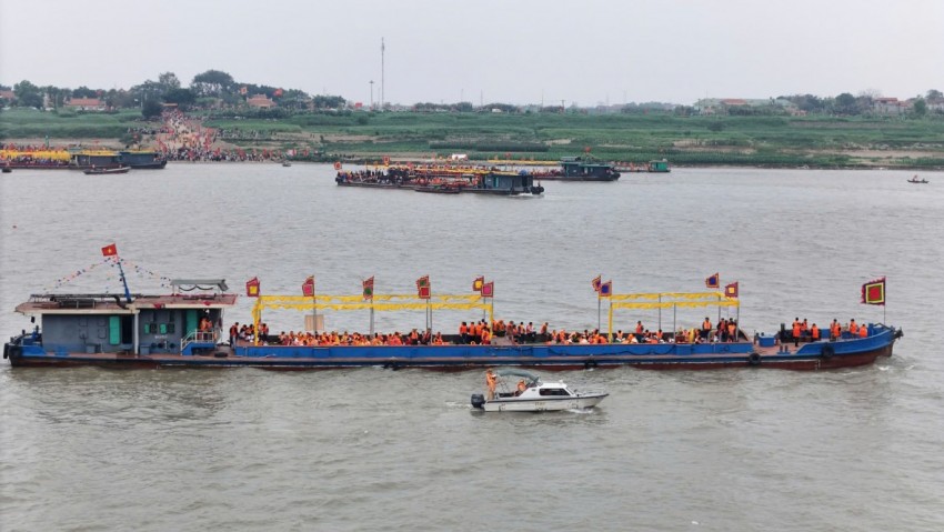 Rước thánh qua sông Hồng.