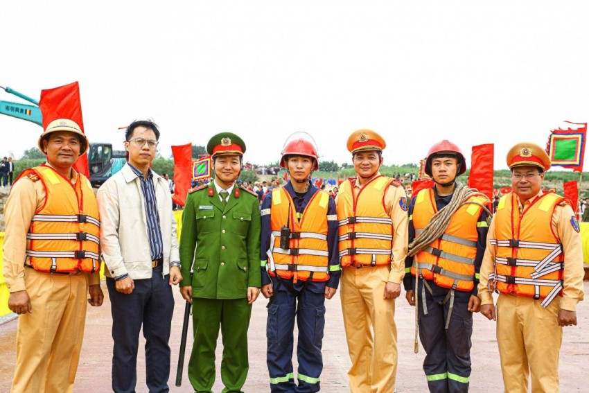 Cảnh sát giao thông đường thuỷ phối hợp cùng các lực lượng chức năng đã bảo đảm an toàn cho hơn 1.500 người tham gia lễ hội rước Thánh qua 2 bờ sông Hồng trên địa bàn xã Sơn Tây.