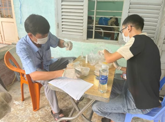 Lực lượng chức năng kiểm tra, lấy mẫu xét nghiệm ở cơ sở kinh doanh bánh mì trên đường Đồ Chiểu.