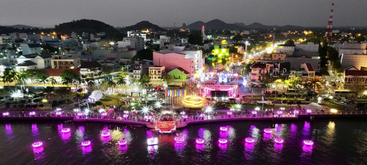 Rực rỡ Lễ hội pháo hoa và hội hoa đăng kỷ niệm 290 năm thành lập Tao đàn Chiêu Anh Các tại An Giang