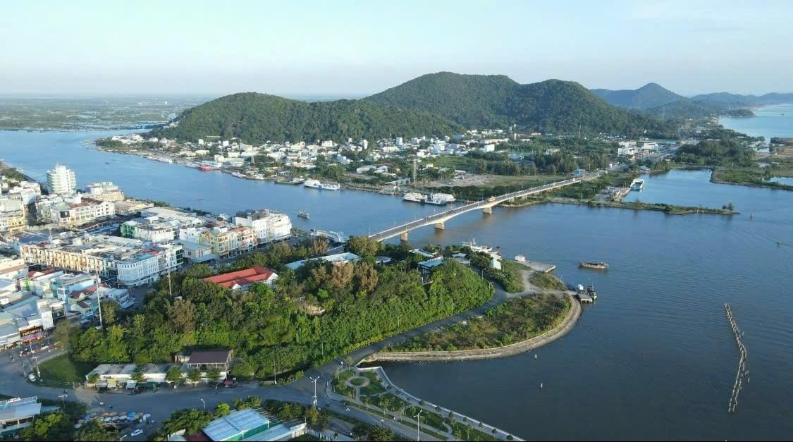 Rực rỡ Lễ hội pháo hoa và hội hoa đăng kỷ niệm 290 năm thành lập Tao đàn Chiêu Anh Các tại An Giang