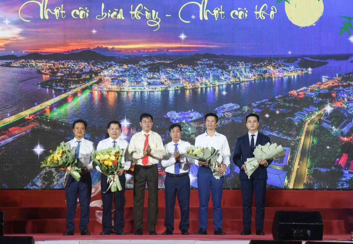 Rực rỡ Lễ hội pháo hoa và hội hoa đăng kỷ niệm 290 năm thành lập Tao đàn Chiêu Anh Các tại An Giang