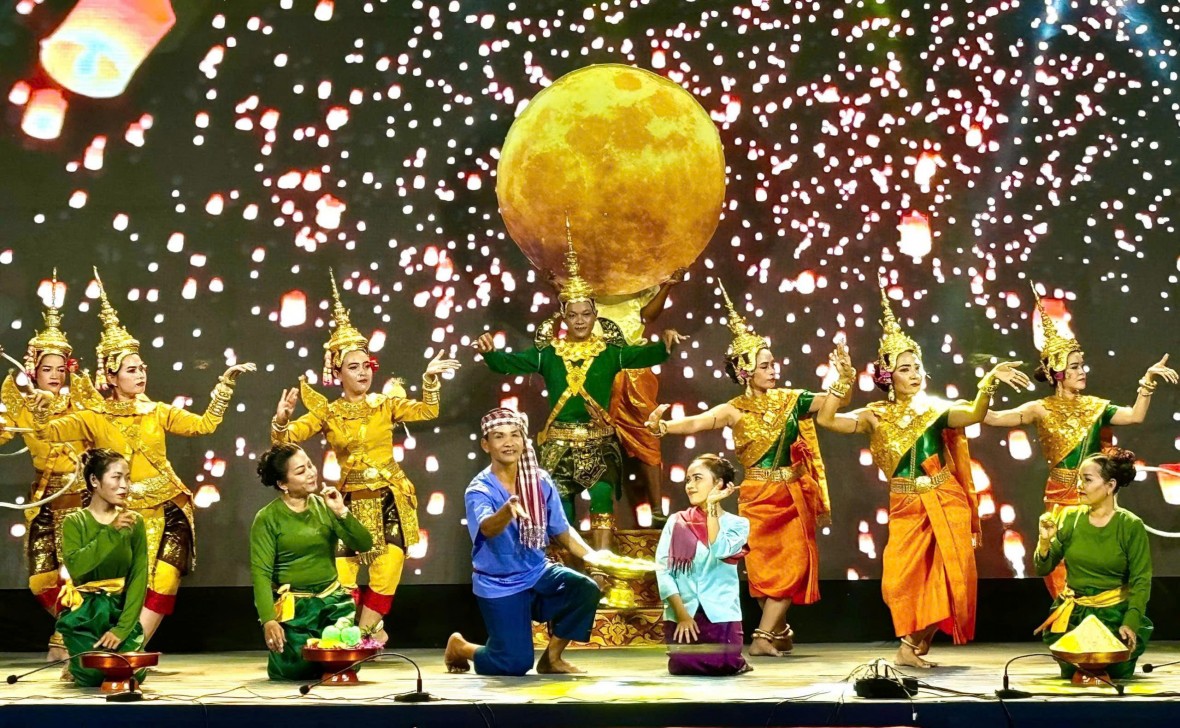 Rực rỡ Lễ hội pháo hoa và hội hoa đăng kỷ niệm 290 năm thành lập Tao đàn Chiêu Anh Các tại An Giang