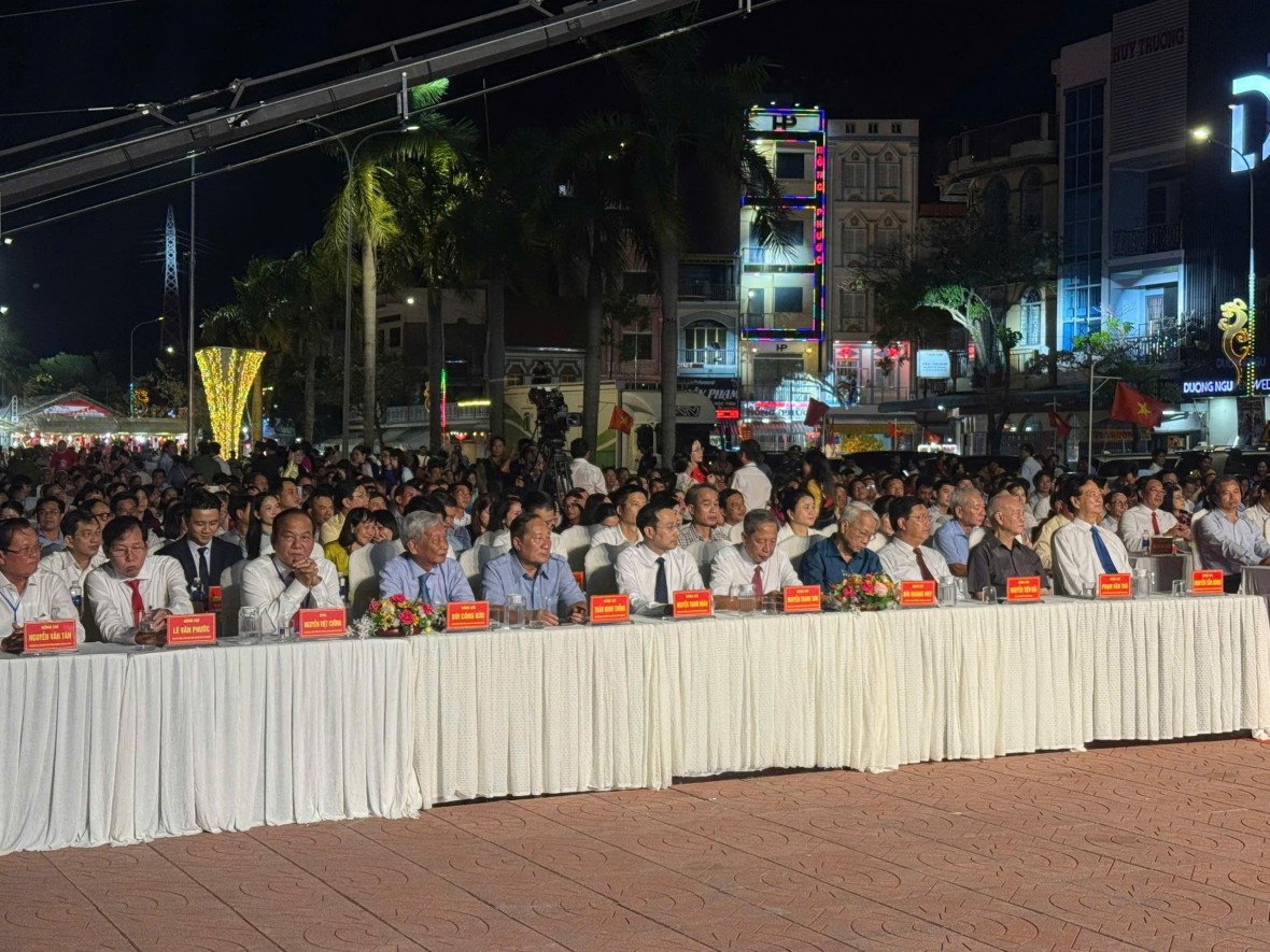 Rực rỡ Lễ hội pháo hoa và hội hoa đăng kỷ niệm 290 năm thành lập Tao đàn Chiêu Anh Các tại An Giang