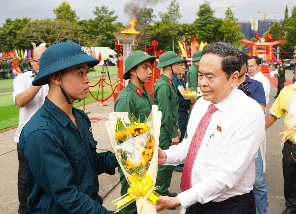 Sức trẻ tòng quân: Hàng nghìn thanh niên cả nước hăng hái lên đường nhập ngũ