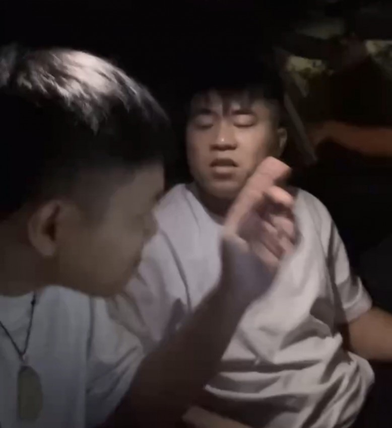 Hình ảnh người khách lên xe sau đó hành hung tài xế vì không được chở.