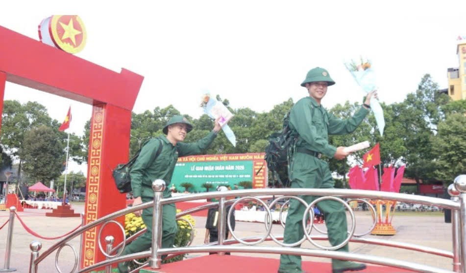 Gần 5.500 tân binh Đắk Lắk phấn khởi lên đường trong Ngày hội tòng quân 2026