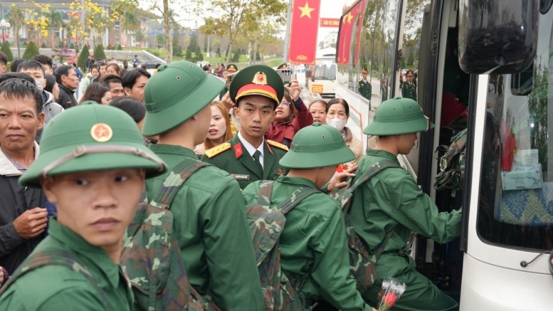 Bộ trưởng Bộ Quốc phòng - Đại tướng Phan Văn Giang tặng hoa, động viên tân binh Cao Bằng nhập ngũ