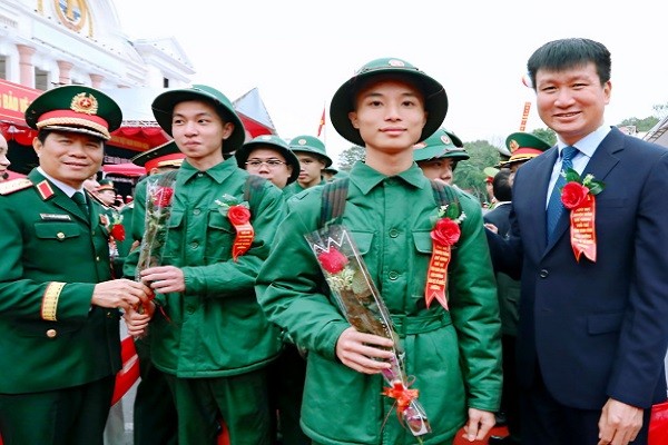 Đại tướng Nguyễn Tân Cương động viên các tân binh lên đường nhập ngũ tại Ninh Bình