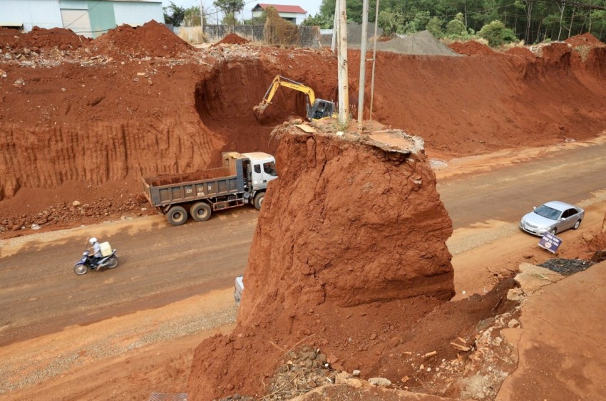 Đề xuất tạm dừng thi công đoạn đường có 8 nhà dân chênh vênh ở Đồng Nai