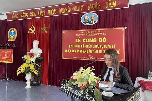 Bà Thái Thị Hồng Vân tại buổi công bố quyết định bổ nhiệm Phó chánh tòa Dân sự TAND thành phố Huế vào ngày 17.2.2021